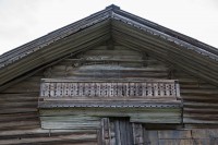 Декоративный балкон на старинном доме в Кинерме.