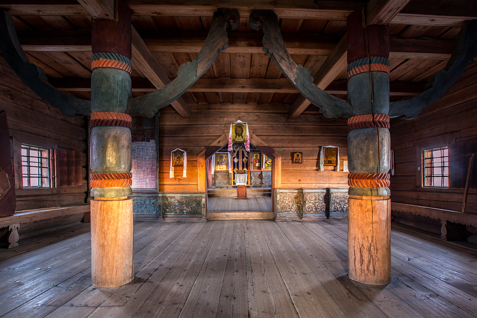 деревянный храм внутри