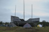 лагерь у деревяного корабля