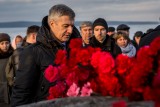 Врио Главы Карелии Артур Парфенчиков возлагает цветы в память жертв трагедии в Санкт-Петербурге.