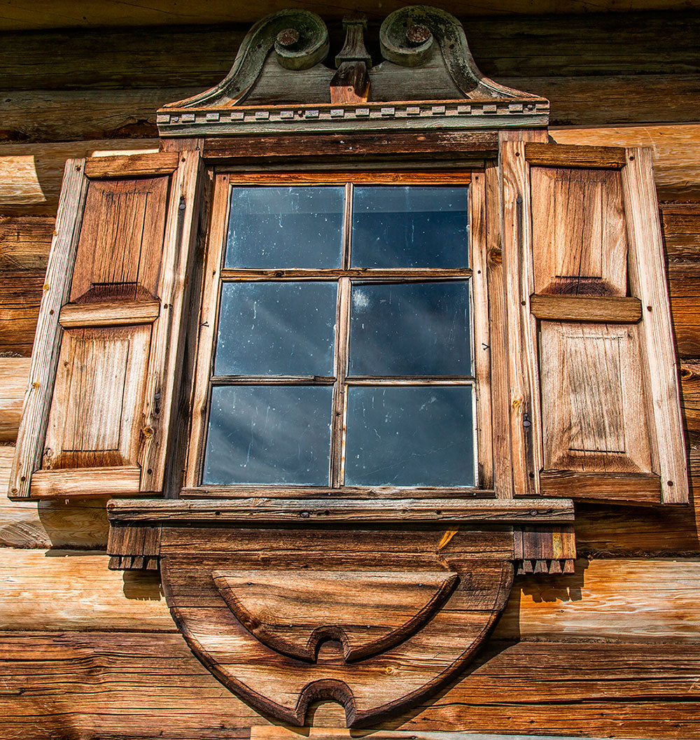 Дом окнами мастерская. Окна красивые старинные деревянные. Старинная деревянная оконная рама. Средневековое окно из дерева. Дом с оконными ящиками.