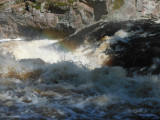 Бурный поток реки Укса в Карелии