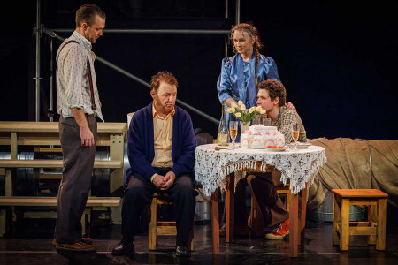 %AB%D1%F2%E0%F0%F8%E8%E9%20%F1%FB%ED%BB%20-%20%EF%F0%E5%EC%FC%E5%F0%E0%20%E2%20%CD%E0%F6%E8%EE%ED%E0%EB%FC%ED%EE%EC%20%F2%E5%E0%F2%F0%E5%20%CA%E0%F0%E5%EB%E8%E8.